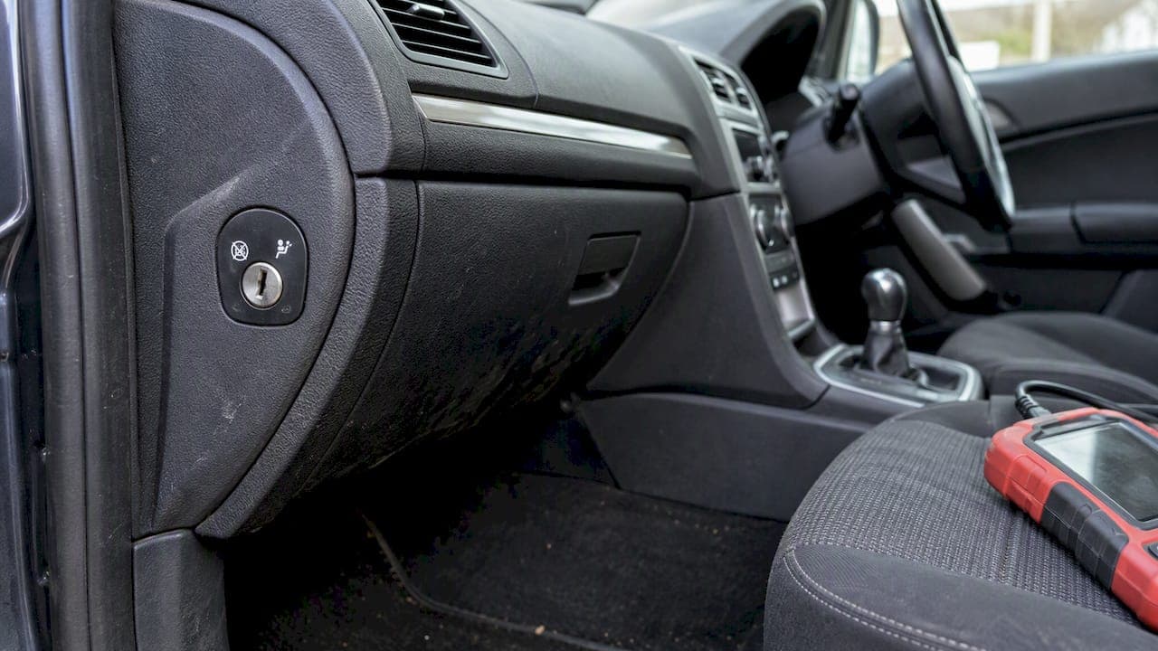 UK Drivers: Is 'Airbag Off' a Fault? Passenger Airbag Switch Diagnosis